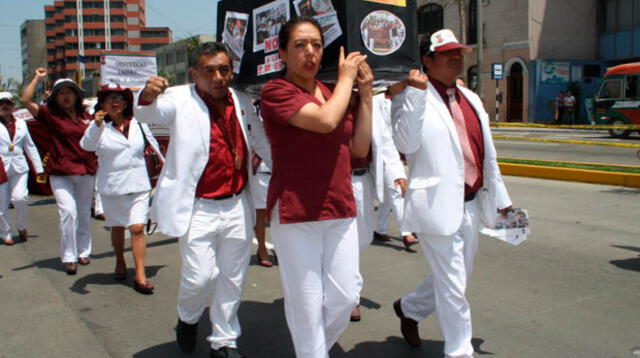 Las manifestantes cargaron un cajón con el nombre de la ministra de Salud Silvia Pessah