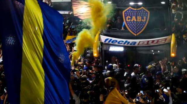 Hinchada Xeneize despidió a sus jugadores con un fantástico banderazo