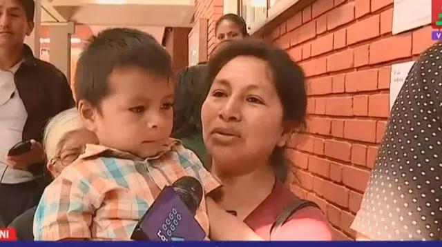 Una madre de familia con su niño de tres años en brazo asumió esta responsabilidad
