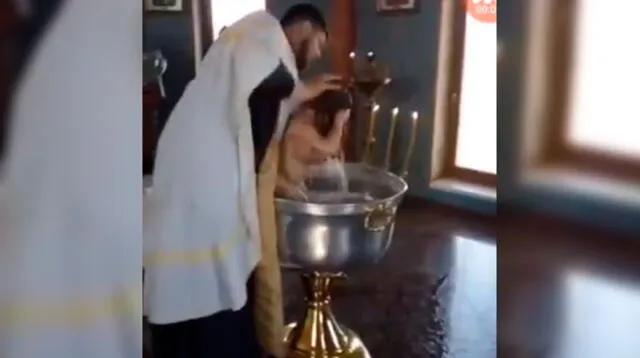 Video viral en Facebook muestra cómo el sacerdote sumerge al niño casi sin dejarlo respirar