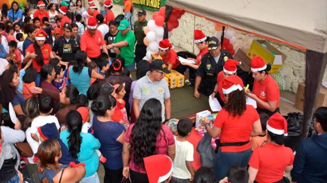 La PNP ofreció chocolatada, panetón y juguetes a los niños