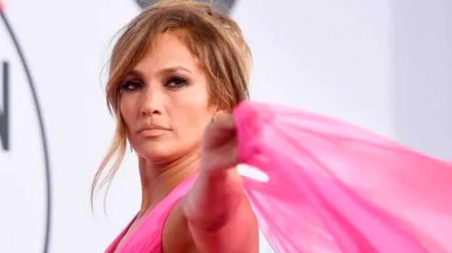 Jennifer Lopez despertó el asombro de sus seguidores al lucir este vestido