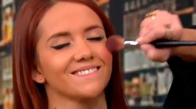 Video viral en Facebook muestra cómo la maquilladora se le pasa la mano al poner mucho maquillaje