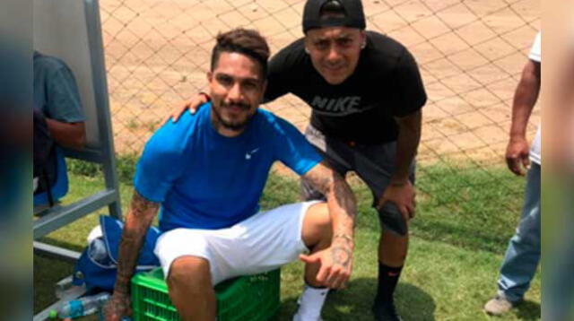 Paolo Guerrero jugó una pichanga con varios futbolistas del medio local