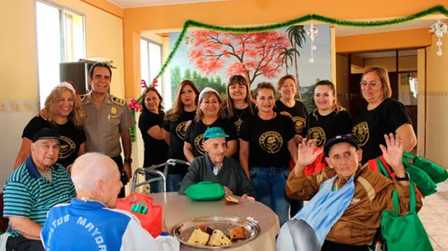  Esposas de la Región Policial de Lima llevaron alegría a los adultos mayores