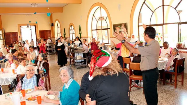  Esposas de la Región Policial de Lima llevaron alegría a los adultos mayores