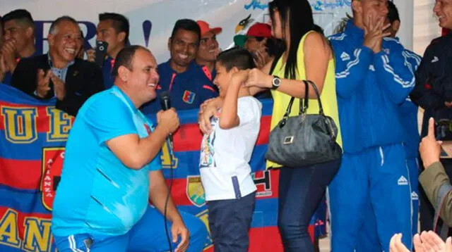 Locura de amor sucedió en medio de los festejos de Alianza Universidad por el ascenso a Primera División