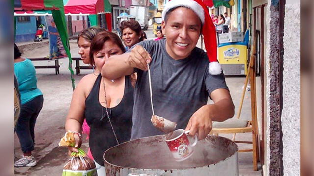 Edwin Sierra mismo Papá Noel preparó chocolatada y dio regalos a niños