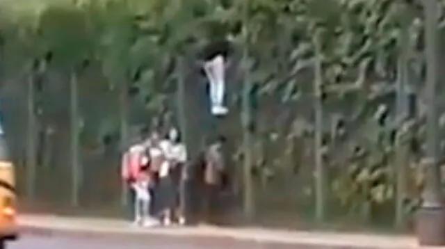 Mujeres trepan rejas del parque de la Reserva para no pagar entrada