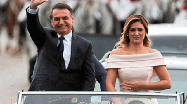 Jair Bolsonaro saluda a la gente junto a su consorte