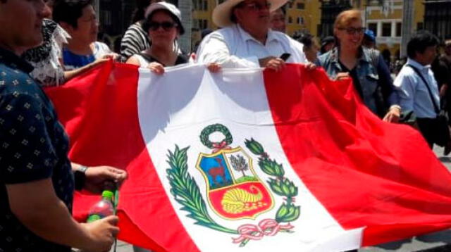 Manifestantes en la plaza de Armas de Lima apoyando a fiscales Vela y Pérez