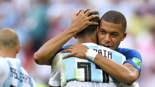 Mbappé y el saludo con Di Maria