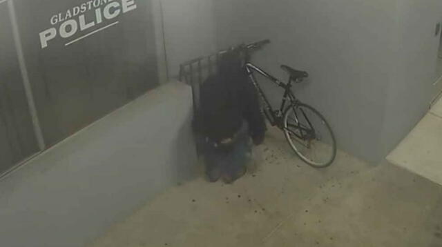 Captan a ladrones robando una bicicleta de una comisaría