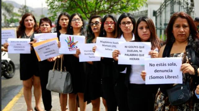 Mujeres realizan una protesta contra la ola de feminicidios en los exteriores del Congreso