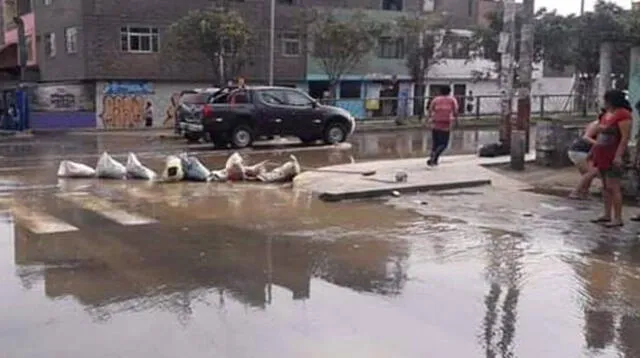 Página de Facebook afirma que las tuberías siguen colapsando en San Juan de Lurigancho.