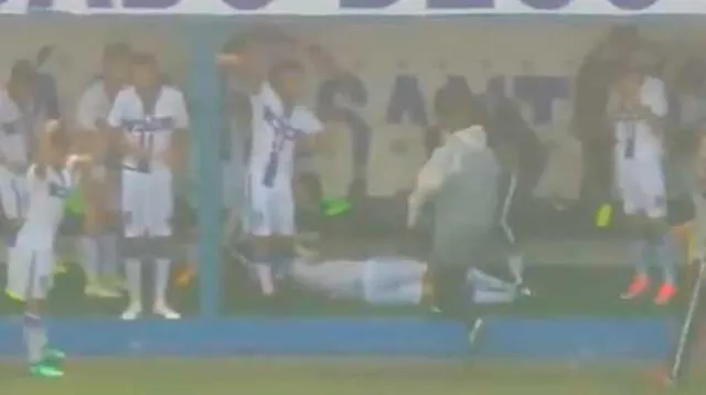 YouTube: cayó un rayo en el campo de juego en pleno partido y dejó a un futbolista herido