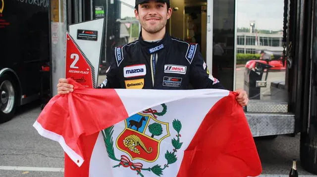 Rodrigo Pflucker luce orgulloso la bandera nacional