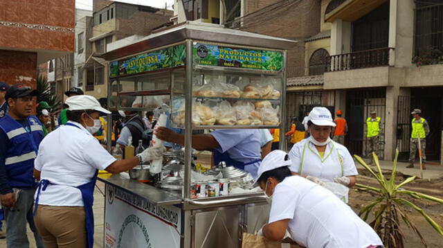 Solidarios emolienteros regalaron desayunos a víctima de aniego en SJL