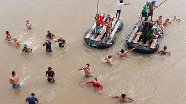 Médicos de Junín cruzan el río a bordo de una balsa artesanal