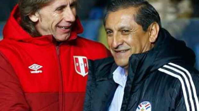 Ramón Díaz y Ricardo Gareca saludándose en los minutos previos del Perú vs Paraguay. Ambos profes' son muy amigos