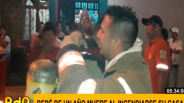 Bombero se conmovió hasta las lágrimas porque bebé que salvó falleció   