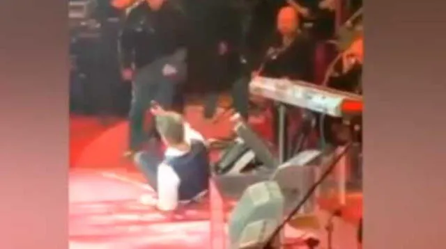 Alejandro Fernández cae durante concierto y desata la furia de sus fans 