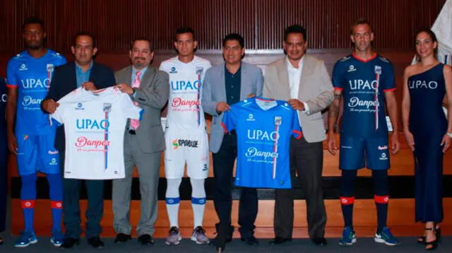 Presentación de la camiseta del cuadro carlista