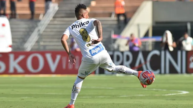 Cueva recibió elogios por su debut en Santos