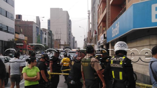 Policía herido laboraba como agente de seguridad en un banco de la zona