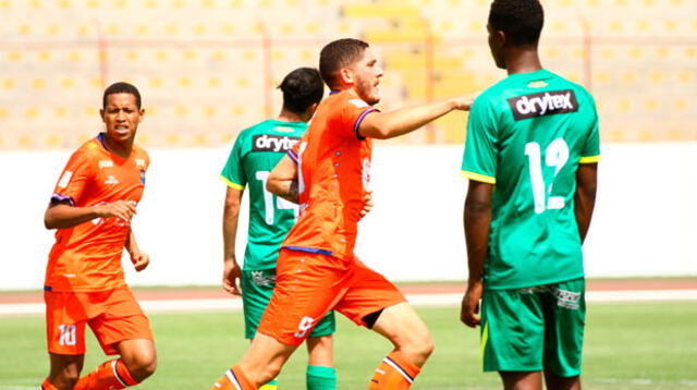 Santiago Silva inicia los festejos tras marcar el gol del empate. FOTO:LIBERO