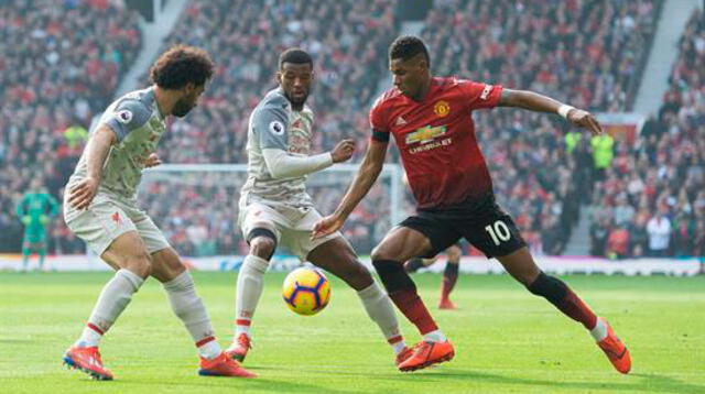 Salah en duelo con con Rashford. FOTO: EFE