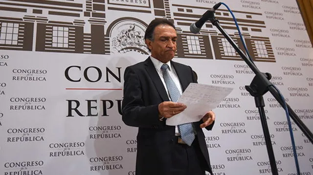 Congresista Héctor Becerril es acusado de recibir presuntos sobornos de una constructora