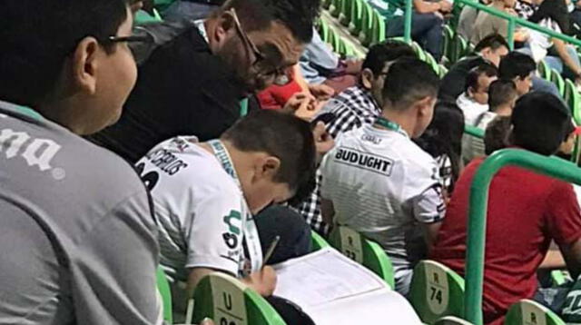 Niño hace tarea en estadio y fotografía se vuelve viral