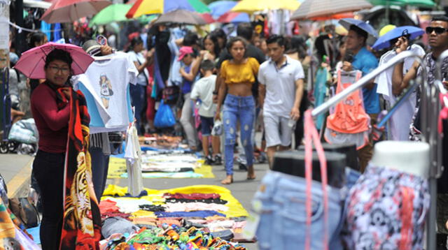 Ambulantes venezolanos y peruanos siguen en las calles de Gamarra vendiendo productos de manera informal