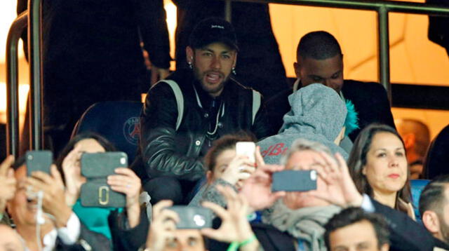 Neymar en la tribuna observó partido. FOTO: EFE