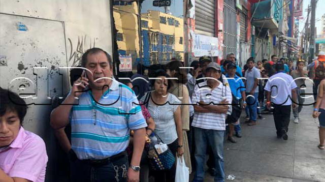 Vecinos portan brazaletes para transitar por las calles de Gamarra