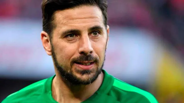 Claudio Pizarro se lesionó y se perderá varias fechas en la Bundesliga con Werder Bremen