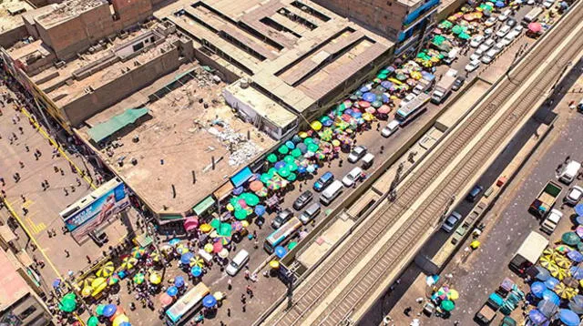 Ambulantes causan caos en la Av. Aviación