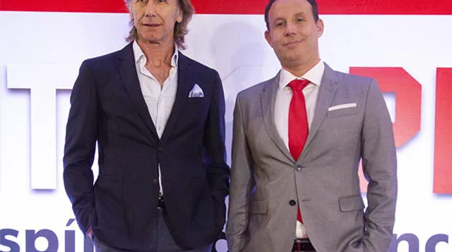 Ricardo Gareca se robó las miradas en alfombra roja. 