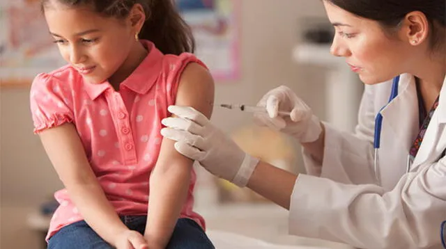 La vacuna contra el Virus del Papiloma Humano no solo se aplica a niñas, sino también a niños desde los 9 hasta los 13 años de edad