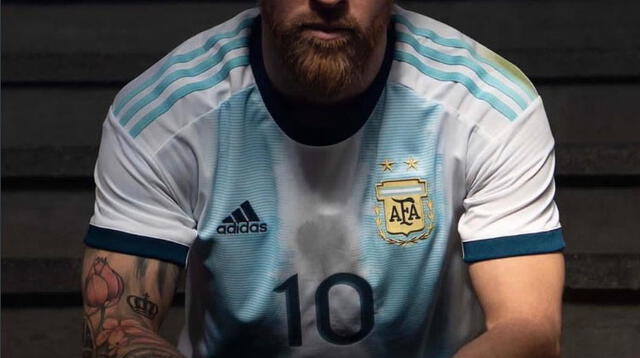 Lionel Messi presentó la nueva camiseta de la selección argentina