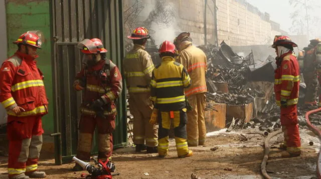 Incendio en Villa El Salvador dejó a bombero con quemaduras