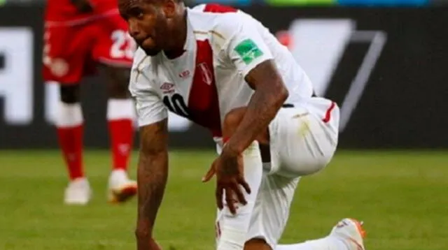 Jefferson Farfán jugó los últimos minutos en la derrota de Perú ante El Salvador