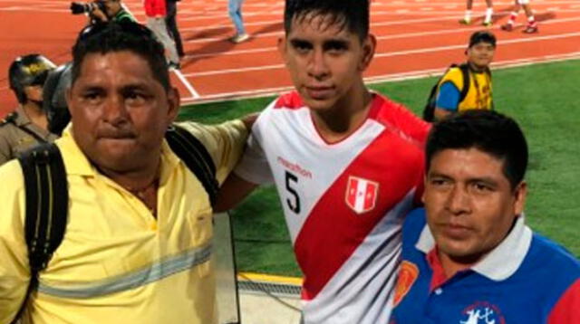 Moises Racchumick ex goleador del Minas posa junto a su hijo José tras la victoria con Bolivia