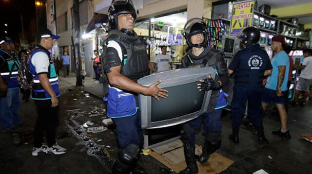 Se retuvo la mercadería de quienes ocupaban espacios en la galería