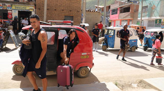 A bordo de mototaxis jugadores de Alianza Universidad llegaron al estadio