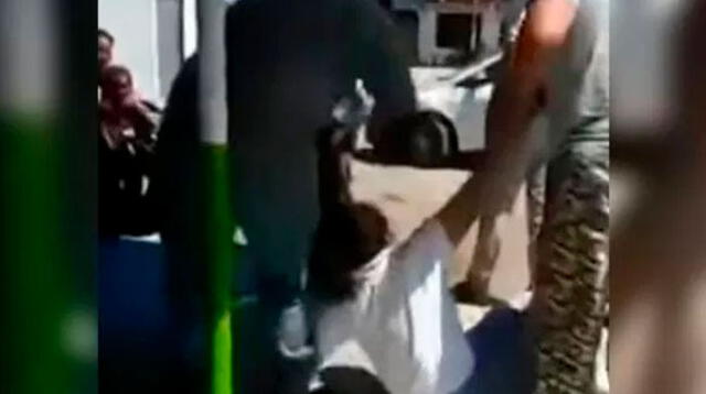 Padre golpeó a su hija en la calle delante de sus compañeros