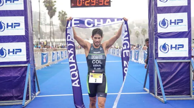 El triatleta colombiano Carlos Quinchara en varones con un tiempo de 29 minutos 