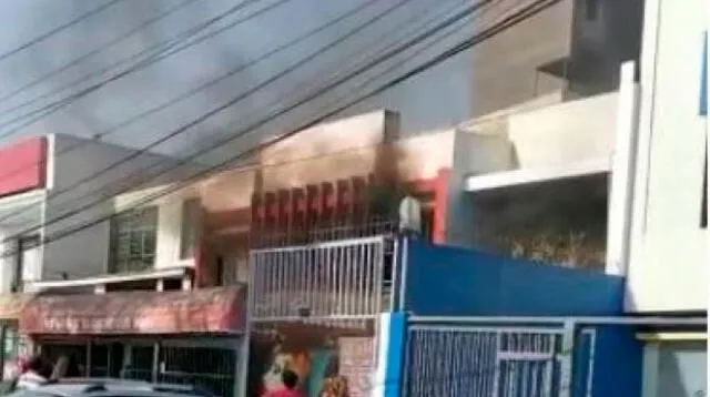 Cuatro unidades de los Bomberos trabajan en la emergencia