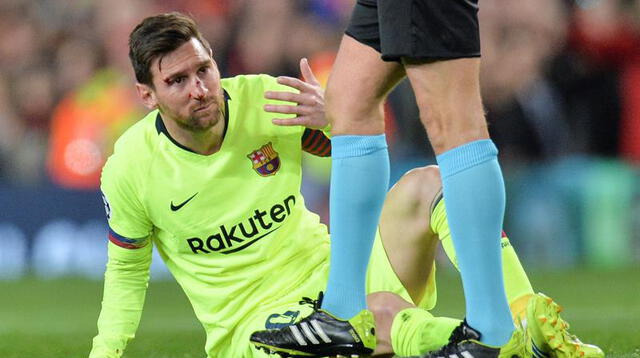 Lionel Messi quedó sentado tras recibir un terrible golpe